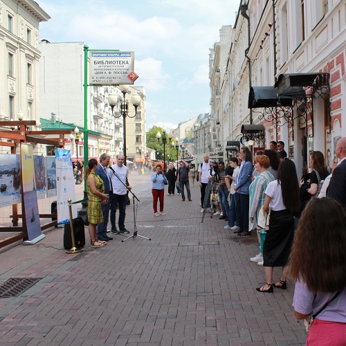 Фотовыставка «Арктика зовет!» открылась на Арбате перед Домом Лосева